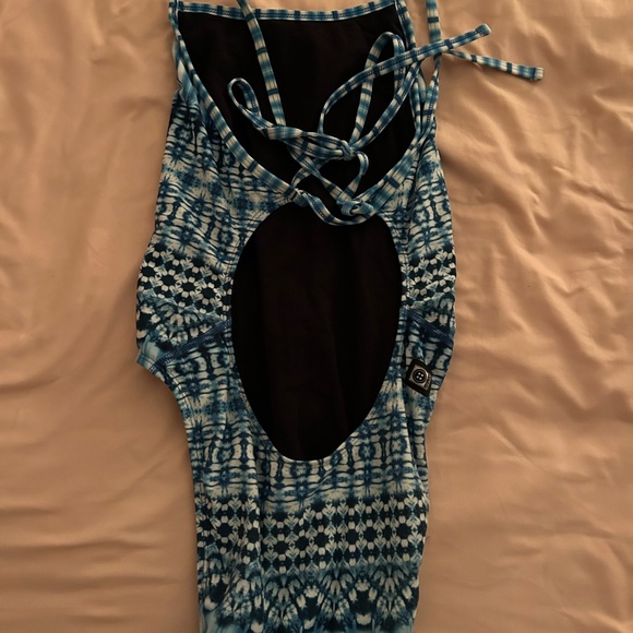 JOLYN SIZE 32 JACKSON ONESIE TIEBACK BLUE AND WHITE PRINT! - Picture 2 of 2